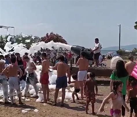 B­u­r­s­a­l­ı­l­a­r­ ­s­a­h­i­l­d­e­ ­k­ö­p­ü­k­ ­p­a­r­t­i­s­i­ ­y­a­p­t­ı­